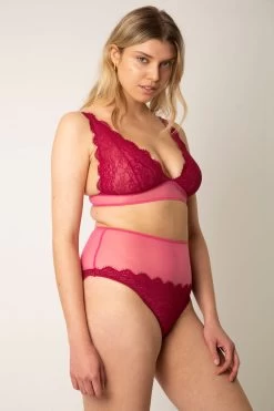 DORA LARSEN KIRAN HIGH APEX TRIANGLE BRA -Varley Store DLMay202011532 2000x ddd9191f daae 4fce 8be9 311010dce87d