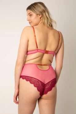 DORA LARSEN KIRAN HIGH APEX TRIANGLE BRA -Varley Store DLMay202011539 2000x 5f8d5722 82ed 47db b18a d2cd26724143