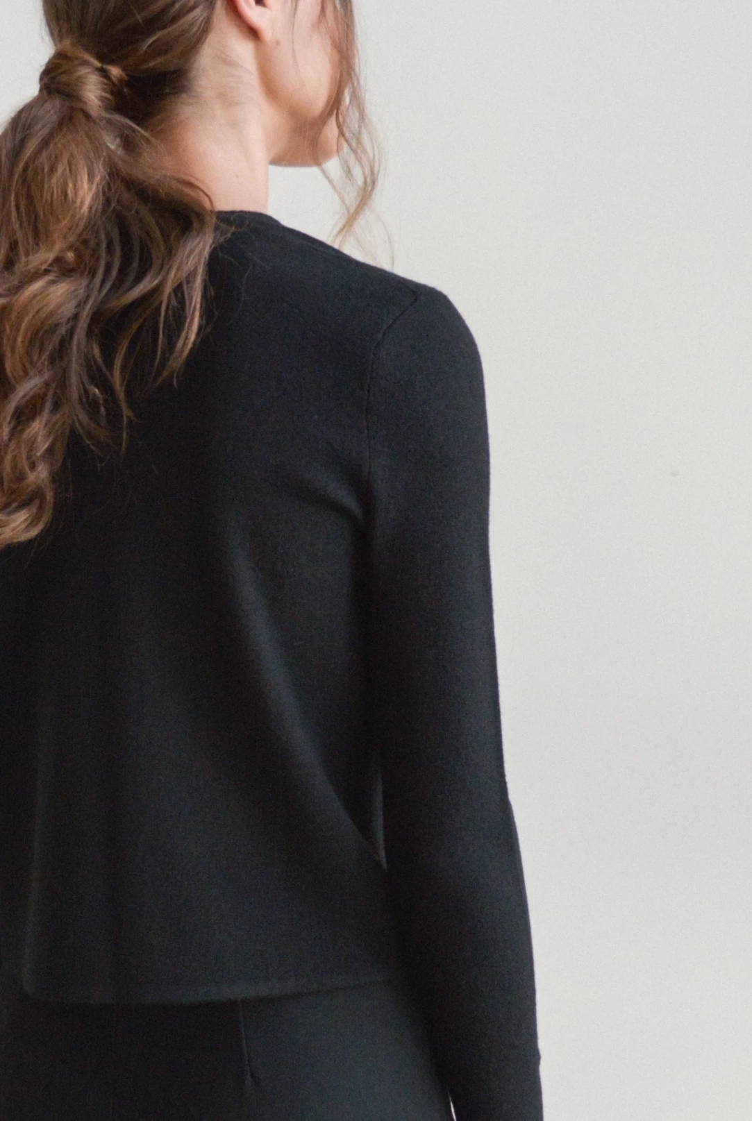 THE PLUNGE DEEP V-NECK CASHMERE SWEATER 4 THE PLUNGE DEEP V-NECK CASHMERE SWEATER - Image 4