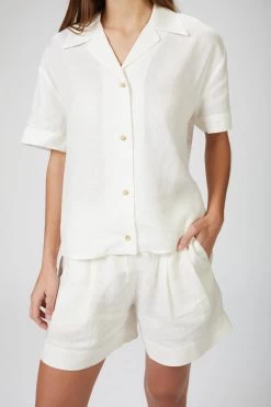 ZURICH ORGANIC LINEN SHORTS -Varley Store SilenceCoStudioOnModelDec320206171 2ac8ce2a 12a5 436d b63e 8b86d9bdae3f