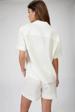 ZURICH ORGANIC LINEN SHORTS -Varley Store SilenceCoStudioOnModelDec320206178 7492be1f 2f1d 4fe9 8015 a2a8f16130a6