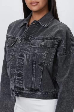 THE RYDER CROPPED ORGANIC DENIM JACKET -Varley Store SilenceCoStudioonModelCheyenneDec320201904