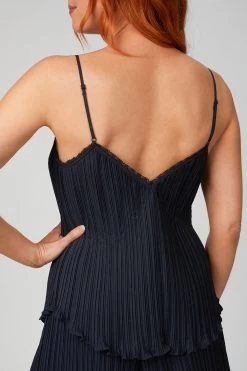 SLEEVELESS PLISSE TANK 10 SLEEVELESS PLISSE TANK -Varley Store TheSilenceCoCatherineOnModelMarch2020218265