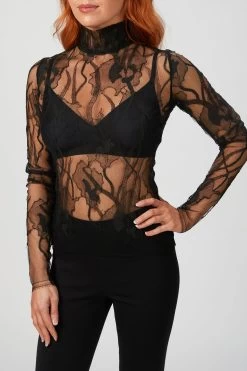 PETRA LACE TOP 9 PETRA LACE TOP -Varley Store TheSilenceCoCatherineOnModelMarch2020218790