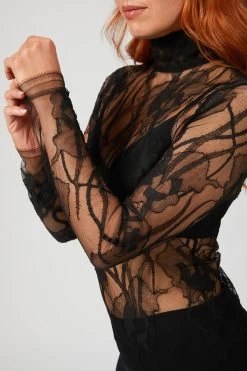 PETRA LACE TOP 11 PETRA LACE TOP -Varley Store TheSilenceCoCatherineOnModelMarch2020218797