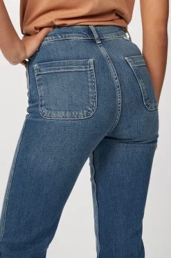 THE RICKY HIGH-RISE FLARED JEANS 9 THE RICKY HIGH-RISE FLARED JEANS -Varley Store TheSilenceCoCheyenneOnModelMarch2020210666