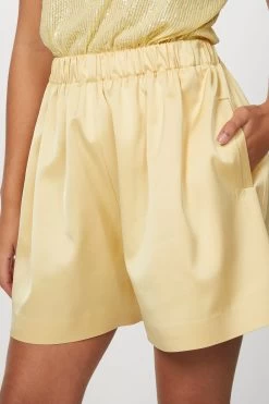 COIRA SHORTS 8 COIRA SHORTS -Varley Store TheSilenceCoCheyenneOnModelMarch2020210874