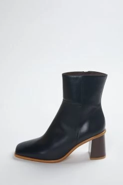 ALOHAS WEST VINTAGE BLACK LEATHER ANKLE BOOTS 10 ALOHAS WEST VINTAGE BLACK LEATHER ANKLE BOOTS -Varley Store TheSilenceCoInvisMannequinFeb2520220395