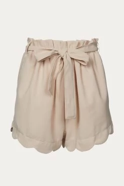 HIGH-WAISTED SCALLOP TRIM SHORTS