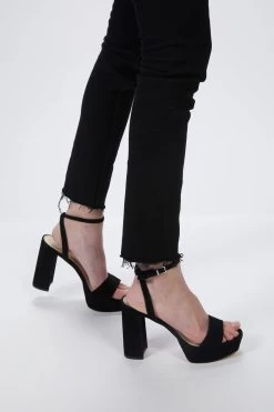 THE ZACHARY HIGH-RISE TAPERED JEANS -Varley Store TheSilenceCoMarissaDec2020202071