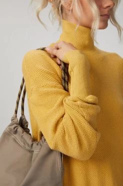 BENTE SWEATER -Varley Store TheSilenceCoModelEcommOct1920200991 d64c8e14 bebb 425d a9c9 b25767e18eac