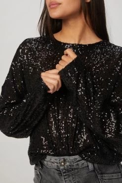 ALEXANDRA TOP -Varley Store TheSilenceCoModelEcommOct1920201470