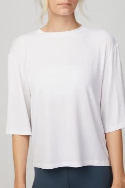 Varley ROBIN TEE -Varley Store TheSilenceCoModelEcommOct1920202003