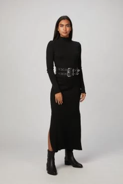 Varley Store -Varley Store TheSilenceCoModelEcommOct1920202064 eccf4ba3 6cb3 4a01 b9ed 8120758ea29a