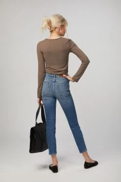 TWISTED TOP 6 TWISTED TOP -Varley Store TheSilenceCoModelEcommOct1920202354 9bc74532 257f 44b1 8b03 16fc2308cbcb