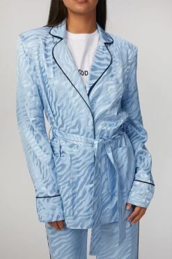 MARRY JACKET -Varley Store TheSilenceCoModelEcommOct1920202456 e7613468 3c86 42e4 9ddd e0fc96393cb7