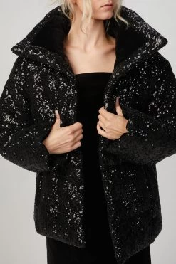 LORA PUFFER JACKET -Varley Store TheSilenceCoModelEcommOct1920203008