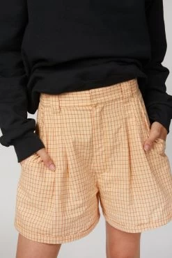 JAMIE SHORTS BRONZE -Varley Store TheSilenceCoModelEcommOct2020204330