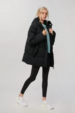 Varley GRETNA JACKET 7 Varley GRETNA JACKET -Varley Store TheSilenceCoModelEcommOct2020204395