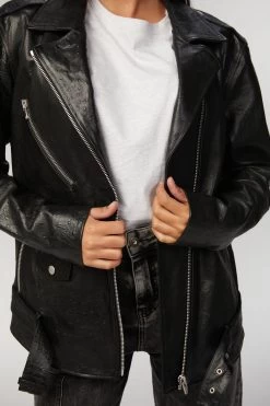 OVERSIZED LEATHER BIKER JACKET 9 OVERSIZED LEATHER BIKER JACKET -Varley Store TheSilenceCoModelEcommOct2020204489