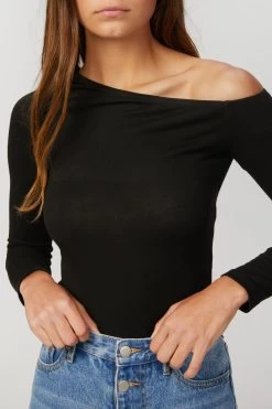 STRAIGHT LEG DENIM 9 STRAIGHT LEG DENIM -Varley Store TheSilenceCoModelEcommOct2020204961 cca7c482 b48c 407c ac10 22cd3b0579a2