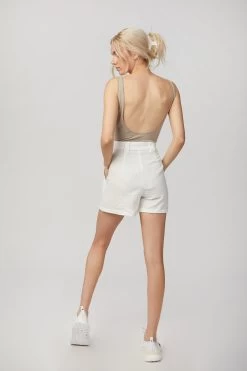 JAMIE SHORTS -Varley Store TheSilenceCoModelEcommOct2020205452 a7a25fb5 7277 4c49 b5f1 2d20268e7667