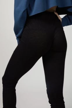 HARO ORGANIC COTTON LEGGINGS -Varley Store TheSilenceCoOnModel2Jan2620210652