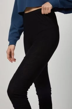 HARO ORGANIC COTTON LEGGINGS -Varley Store TheSilenceCoOnModel2Jan2620210656