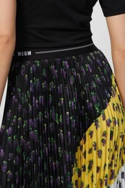MSGM LOGO WASITBAND PLEATED SKIRT 10 MSGM LOGO WASITBAND PLEATED SKIRT -Varley Store TheSilenceCoOnModelApril1202113331