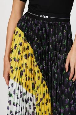 MSGM LOGO WASITBAND PLEATED SKIRT 9 MSGM LOGO WASITBAND PLEATED SKIRT -Varley Store TheSilenceCoOnModelApril1202113341