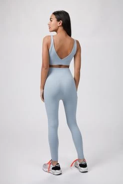 V-NECK BRA TOP -Varley Store TheSilenceCoOnModelJan2620210088