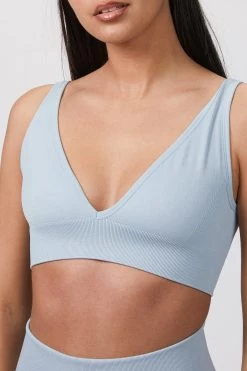 V-NECK BRA TOP -Varley Store TheSilenceCoOnModelJan2620210094