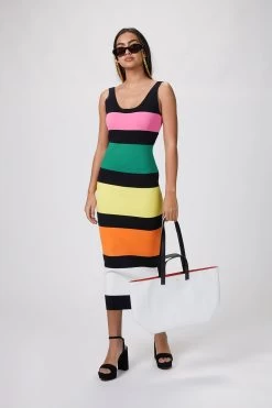 CAROLINE BK SUNGLASSES WITH CHAIN -Varley Store TheSilenceCoOnModelJan2620210097