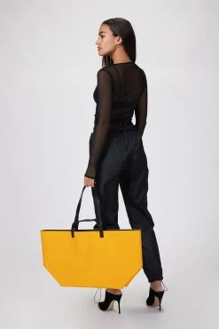 LE PETIT PRATIQUE -Varley Store TheSilenceCoOnModelJan2620210442