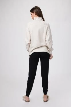 Varley ATLAS SWEAT 8 Varley ATLAS SWEAT -Varley Store TheSilenceCoOnModelJan2620210692