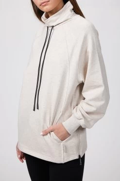 Varley ATLAS SWEAT 9 Varley ATLAS SWEAT -Varley Store TheSilenceCoOnModelJan2620210697