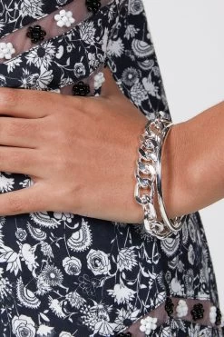 CLASSIC BANGLE -Varley Store TheSilenceCoOnModelJan2620210937