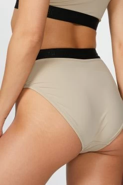 KIM BOTTOM 11 KIM BOTTOM -Varley Store TheSilenceCoOnModelJune2920210254