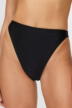 SOLID HIGH-LEG STRAPLESS BIKINI -Varley Store TheSilenceCoOnModelJune2920210368