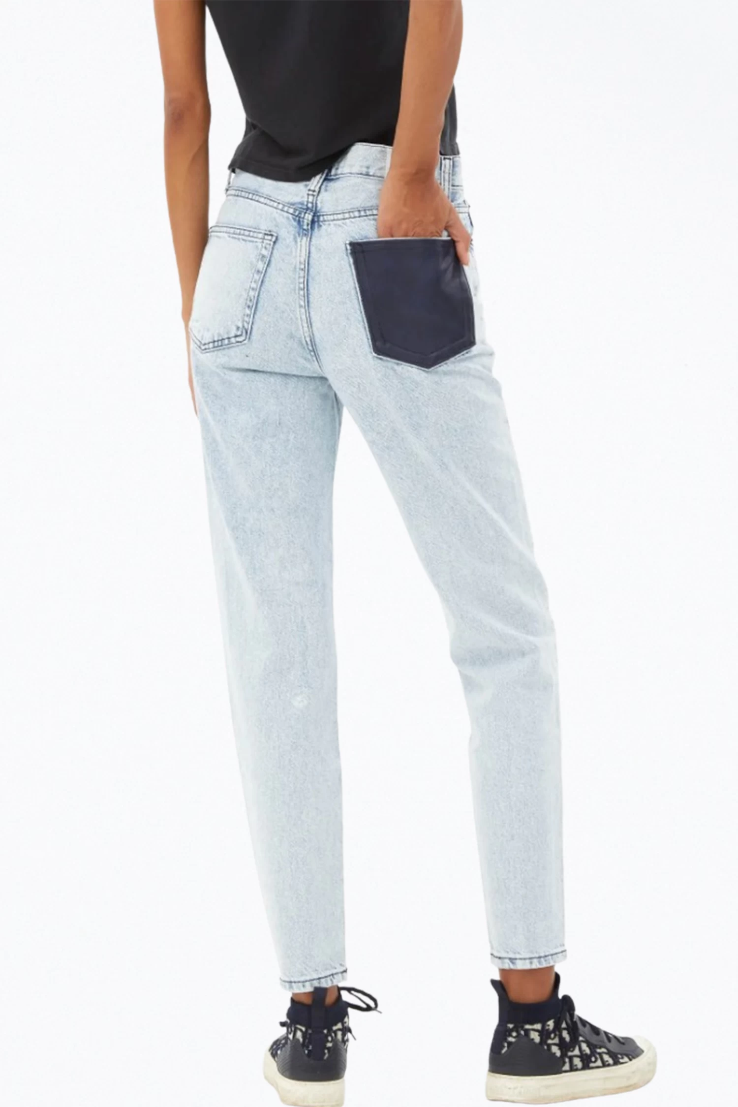 LEATHER POCKET HIGH-RISE TAPERED JEANS 3 LEATHER POCKET HIGH-RISE TAPERED JEANS - Image 3