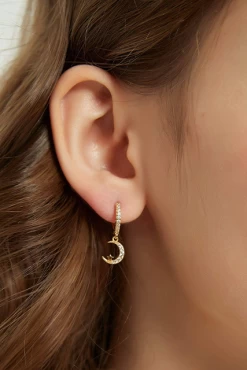 KHOLE GOLD-PLATED MISMATCHED HUGGIE HOOP EARRINGS -Varley Store q2 78a86d46 a646 46da 99d2 b9d11dc551a2